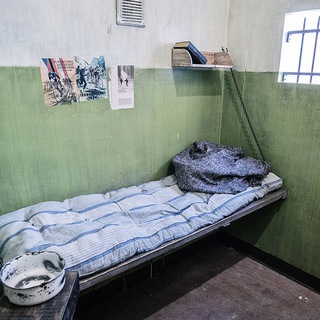 Логотип телеграм канала @za_reshetk0i — За решеткой