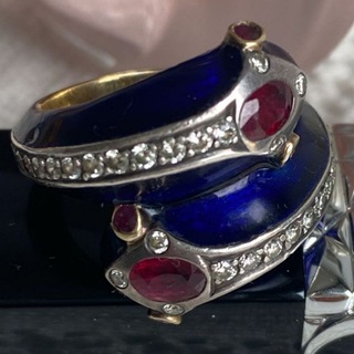 Логотип телеграм канала @zinadivanchik — Дырка от сережки 💍 💎 Зина Диванчик 💋
